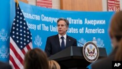 美国国务卿安东尼·布林肯在访问基辅期间对美国驻乌克兰大使馆工作人员发表讲话（2022年1月19号）。