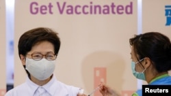 香港特首林鄭月娥週一接種中國科興公司的新冠疫苗。 （2021年2月21日）
