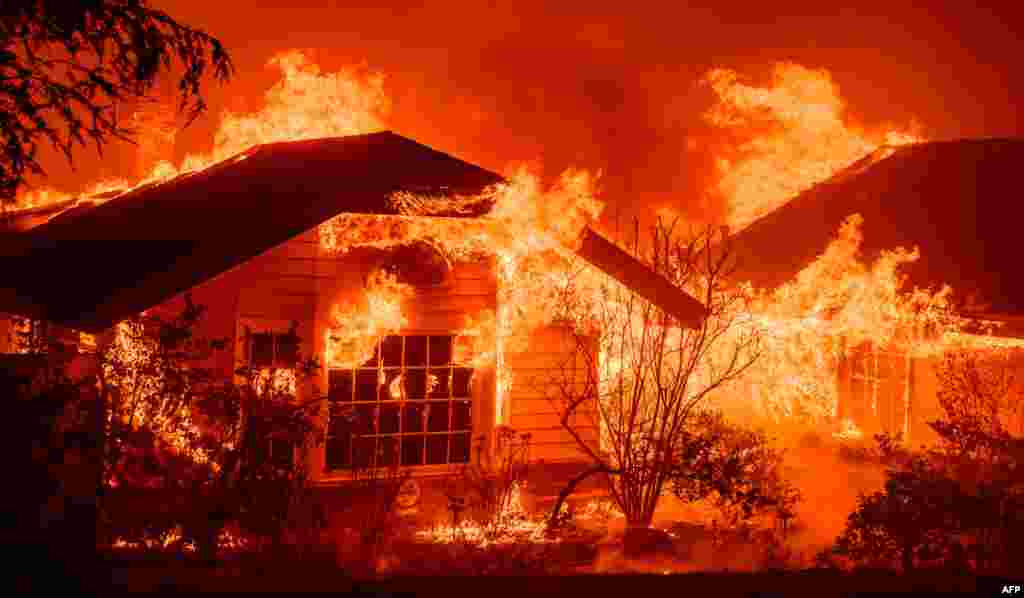 Uma casa arde durante o incêndio em Eaton, na zona de Altadena, no condado de Los Angeles, Califórnia, a 8 de janeiro de 2025.