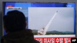 2016年3月3日韩国首尔火车站入们在观看朝鲜进行导弹发射的电视新闻节目。