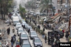Automobili prolaze pored ruševina oštećenih zgrada u južnim predgrađima Bejruta, nakon što je primirje između Izraela i Hezbolaha stupio na snagu u sredu, Liban, 27. novembar, 2024. (Foto: REUTERS/Mohamed Azakir)