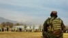ARHIVA - Taliban čuva stražu pred javno bičevanje muškaraca i žena na fudbalskom stadionu u provicniji Parvan, 8. decembra 2022. 