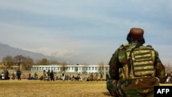 ARHIVA - Taliban čuva stražu pred javno bičevanje muškaraca i žena na fudbalskom stadionu u provicniji Parvan, 8. decembra 2022. 