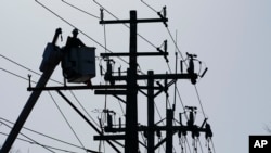 Ilustracija: Radnik popravlja energetsku mrežu u Anapolisu, država Merilend, u decembru 2021. Vladini izvještaji ukazuju da su ekstremističke grupe sve sklonije napadima na energetsku infrastrukturu, kao način za narušvanje reda SAD.