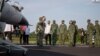 台灣總統蔡英文在屏東舉行的年度漢光軍演期間視察台灣空軍起飛降落的演習。（2021年9月１５日）