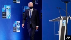 Predsednik SAD Džo Bajden dolazi na konferenciju za štampu tokom samita NATO, u sedištu Alijanse u Briselu, 14. juna 2021.(Foto: AP Photo, Patrik Semanski)