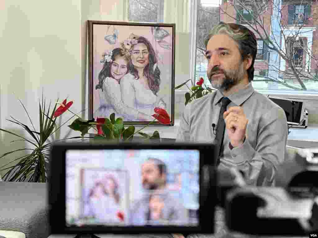 پشت صحنه فیلمبرداری مصاحبه بخش فارسی صدای آمریکا با حامد اسماعیلیون، همسر پریسا اقبالیان و پدر ریرا اسماعیلیون، از جان باختگان پرواز پی اس ۷۵۲