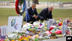 Predsednik Barak Obama i potpredsednik Džozef Bajden odaju poštu žrtvama napada u Orlandu
