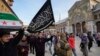 Çekdarên Sûrî alaya Heyat Tahrir El-Sham li Mizgefta El Emewî li Şamê bilind dikinDec. 10, 2024.