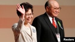 Keri Lam maše gradjanima posle pobede na izborima, Hong Kong, 26. mart, 2017.