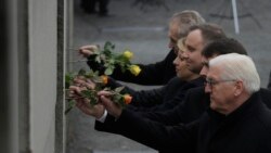 Predsednici Nemačke, Mađarske, Poljske, Slovačke i Češke, Frank-Valter Štajnmajer, Janoš Ader, Andžej Duda, Zuzana Kaputova i Miloš Zeman stavljaju cveće u pukotine Berlinskog zida, 9. novembra 2019.