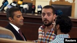 Waandishi wa Al Jazeera waliokamatwa Cairo, Misri mwaka 2015 wakiwa mahakamani kusikiliza hukumu yao.