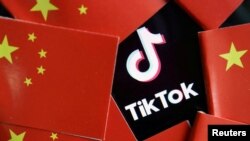 資料照片：TikTok標誌與中國國旗。