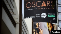 Cartaz sobre a transmissão dos Óscares em Hollywood Boulevard.