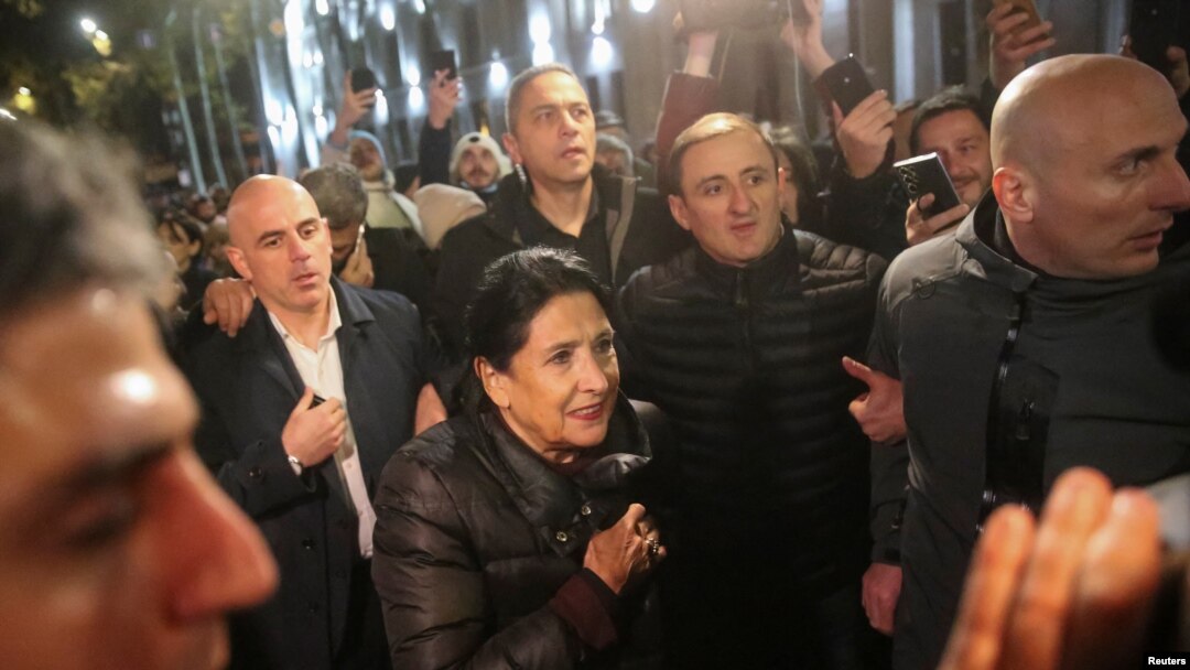 Presidentja e Gjeorgjisë Salome Zourabichvilinë protestën e opozitës kundër vendimit të qeverisë për pezullim të bisedimeve për anëtarësim në BE, 28 nëntor, 2024, Tbilsi, Gjeorgji