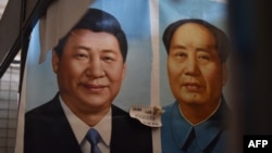 這張拍攝於2017年9月19日的資料照片顯示，中國國家主席習近平（左）和已故共產黨領導人毛澤東的彩繪肖像出現在北京的一個市場上。