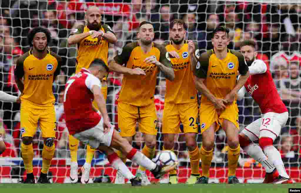 Arsenal's Alexis Sanchez shoots at goal from a free kick during the English Premier League football match between Arsenal and Brighton at the Emirates Stadium in London, Oct. 1, 2017.