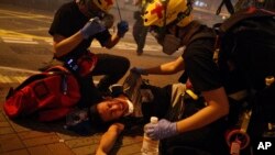 在香港警察動用催淚瓦斯後，救護人員幫助一名抗議者。(2019年7月21日)