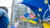 Demonstran pro-Ukraina Thomas Cooney memegang bendera di luar KTT NATO di Washington, Rabu, 10 Juli 2024. (Foto: AP)