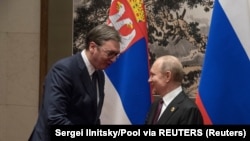 Predsednici Srbije i Rusije se rukuju tokom foruma Pojas i put u Pekingu.