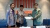 Anggota Ombudsman RI Ahmad Suaedy memberikan laporan temuan Ombudsman ke Asisten Deputi Koordinator Pemajuan dan Perlindungan HAM Kemenko Polhukam Rudy Syamsir di kantor Ombudsman, Jakarta, Kamis (5/12). (Foto: VOA/Sasmito)