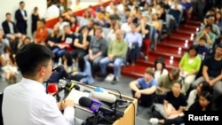香港親民主活動人士黃之鋒在德國洪堡大學對學生們講話。（2019年9月11日） 