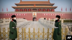 戴著口罩的中國武警士兵在天安門前站崗。（2020年1月27日） 