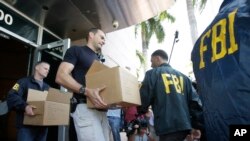 联邦调查局人员搜查位于佛罗里达州迈阿密的中北美和加勒比地区足球联合会的办公室。（2015年5月27日）