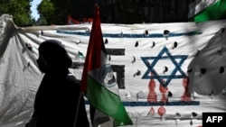 Demonstrant drži zastavu Palestine za vreme mitinga u znak podrške palestsinskom narodu ispred izraelske ambasade u Buenos Airesu, 9. oktobra 2023.