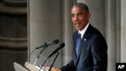 Bivši predsednik SAD Barak Obama govori na memorijalnoj službi za senatora Džona Mekejna u Nacionalnoj katedrali u Vašingtonu