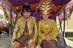 Bobby Nasution bersama istrinya, putri Presiden Joko Widodo, Kahiyang Ayu (kanan) menuju ke acara resepsi pernikahan mereka di Medan, Sumatra Utara, 26 November 2017. (Foto: Biro Setpres via AFP)