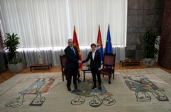 Premijeri Srbije i Crne Gore, Ana Brnabić i Zdravko Krivokapić, rukuju se pre početka sastanka u Beogradu, 3. novembra 2021. (Foto: AP)