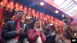 2025 年 1 月 29 日星期三，農曆新年第一天，信徒們前往台灣台北的一座寺廟祈禱。（美聯社照片）