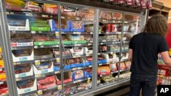 Kupac prolazi pored frižidera u prodavnici "King Soopers", 7. oktobra 2024. u Denveru. (Foto: AP/David Zalubowski)