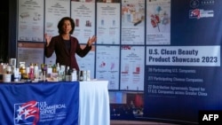 美國商務部長吉娜·雷蒙多(Gina Raimondo)在北京一家酒店參觀面向中國市場的美國美容保健產品展示時發表講話。 (2023 年 8 月 28 日)