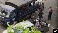 မတ်လ ၁၃ ရက်နေ့က ရန်ကုန်မြို့ရှိ နေရာ တခုမှာ တွေ့ရတဲ့ ရဲတပ်ဖွဲ့ဝင်တချို့။ (မတ် ၁၃၊ ၂၀၂၁)