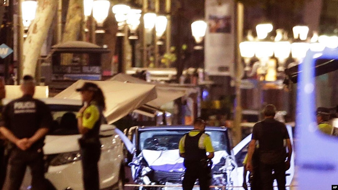 Barcelona မြို့ Las Ramblas လမ်းမပေါ် ရဲတွေ ရှာဖွေနေစဉ် (သြဂုတ် ၂၀၁၇)