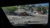 Pemandangan dari dalam kendaraan lapis baja di daerah Delmas saat polisi Kenya berpatroli di tempat geng-geng bersenjata di pinggiran ibu kota Port-au-Prince, Haiti, Rabu 12 Maret 2025.