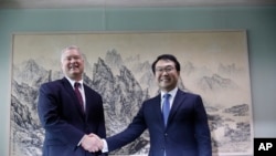 Specijalni izaslanik SAD za Severnu Koreju, Stefen Biegun, levo, pozira pred fotoreporterima sa svojim južnokorejskim kolegom Li Do Hunom tokom sastanka u Ministarstvu spoljnih poslova u Seulu, Južna Koreja, 21. avgusta 2019.