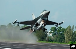 In this Sept. 16, 2014 file photo, a Taiwan Air Force F-16 fighter jet takes off from a closed section of highway during the annual Han Kuang military exercises in Chiayi, central Taiwan.(AP/Wally Santana)
