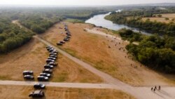 Zvanična vozila parkirana su uz obalu Rio Grande blizu migrantskog kampa u Del Riju u Teksasu 21. septembra 2021.