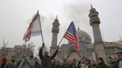 Iranci spaljuju izraelske i američke zastave na protestu zbog ubistva Kasema Sulejmanija u Teheranu 4. januara 2019.