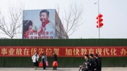 河南省兰考县一所学校楼侧面的巨型图像显示戴红领巾的中共领导人习近平。