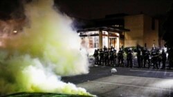 Policija ispaljuje suzavac na demonstrante u Bruklin Centru