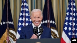 拜登2022年11月9日在白宮見記者就前一天舉行的美國中期選舉發表評論。（美聯社）