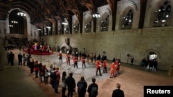 英女王靈柩擺放在西敏廳（Westminster Hall，又譯威斯敏斯特大廳）中央供民眾瞻仰。