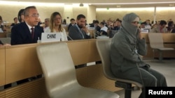 中国新疆维吾尔自治区副主席吐尼亚孜（左一）2019年6月25日在日内瓦的联合国人权理事会第41届会议上为中国当局在新疆设立再教育营辩护。