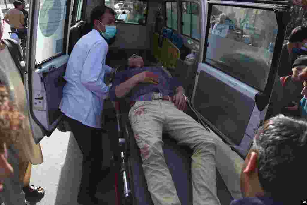 انتقال یکی از زخمیان انفجار در دشت برچی به شفاخانه 