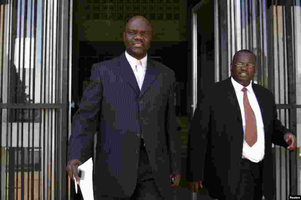 The leader of a faction of Zimbabwe's main opposition party Arthur Mutambara (C) leaves the magistrates court in Harare June 3, 2008. Mutambara was granted bail and released from custody after his arrest for publishing an article critical of President Robert Mugabe.