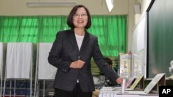 台灣總統蔡英文在新北市投出她的一票。（2020年1月11日） 